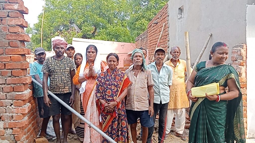 *धनबाद लोकसभा निर्दलीय प्रत्याशी लक्ष्मी देवी का तूफानी दौरा, फलो से युक्त टोकरी छाप वोट देने की की अपील*