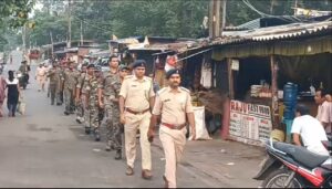 मतगणना संपन्न होने से पूर्व सिंदरी पुलिस द्वारा फ्लैग मार्च निकाला गया