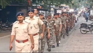 मतगणना संपन्न होने से पूर्व सिंदरी पुलिस द्वारा फ्लैग मार्च निकाला गया