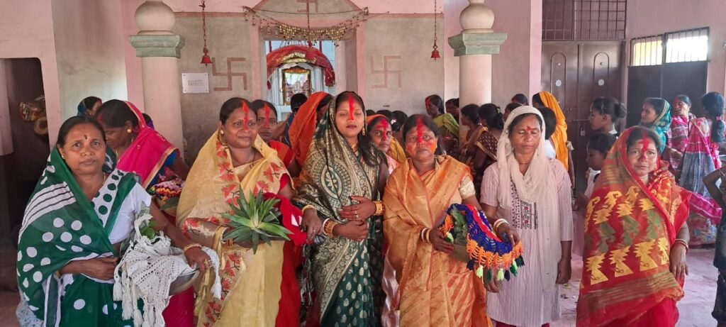 आस्था और श्रद्धा के साथ की गई मां विपत्तारिणी की पूजा अर्चना, मां दुर्गा की प्रतिमा के समक्ष व्रतियों ने हाथ जोड़कर जीवन में मंगल कामना के लिए की प्रार्थना