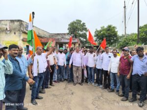 परियोजना का विस्तार के लिए कोई भी पहल नहीं पर आक्रोशित करमियों ने किया बिरोध प्रदर्शन